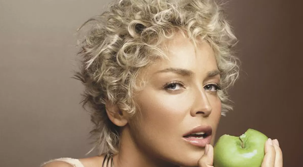 Sharon Stone sosește azi după-amiază la București