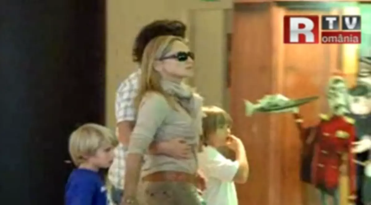 Te-ai întâlnit cu ea? Sharon Stone, la film într-un mall bucureştean