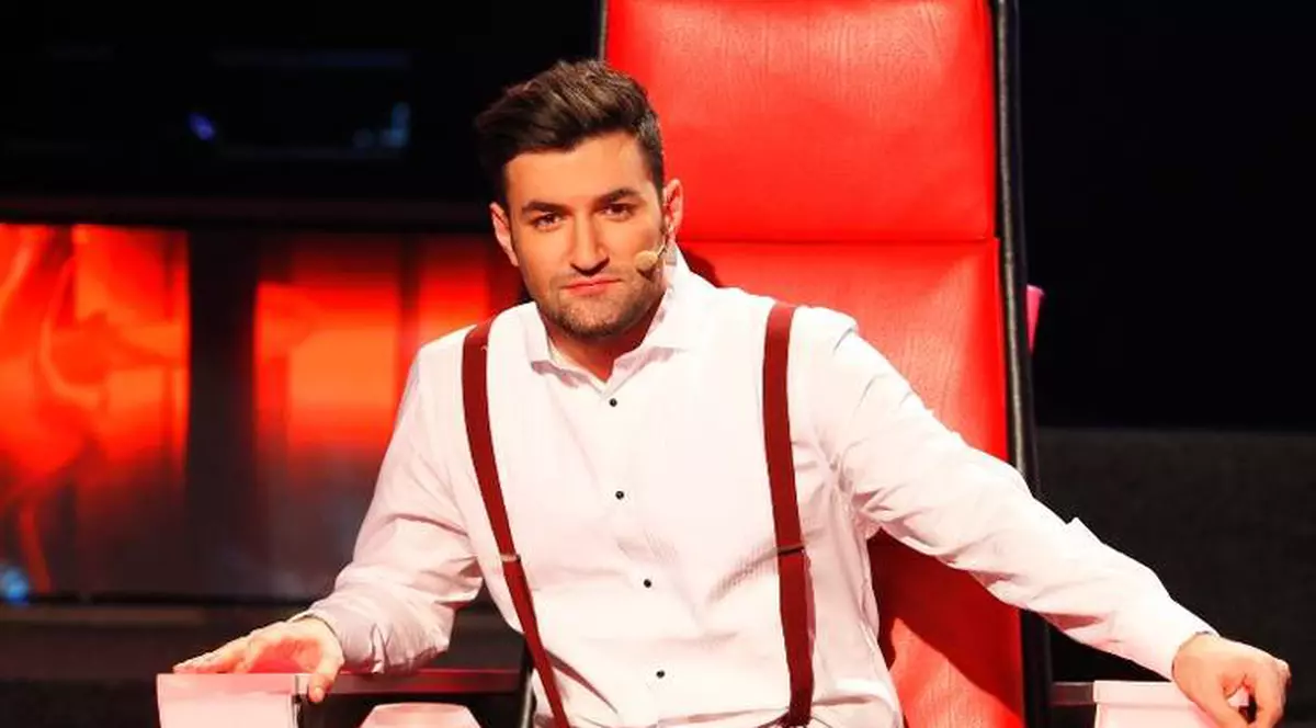 Uite ce domnişoară îl pupă cu foc pe Smiley!