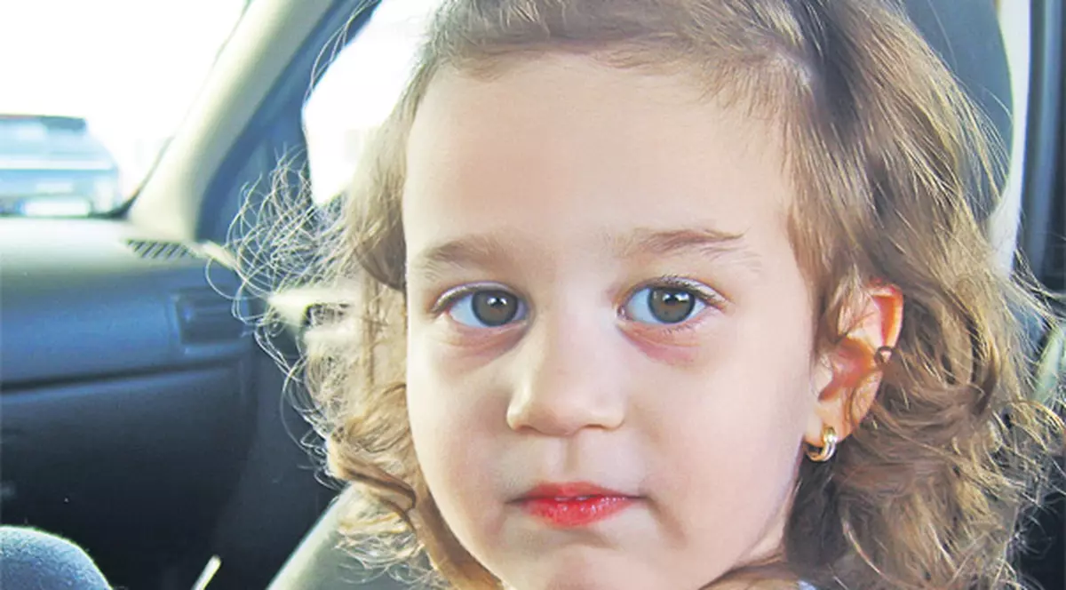 Fetiţa cu «gâlma» cât un cancer