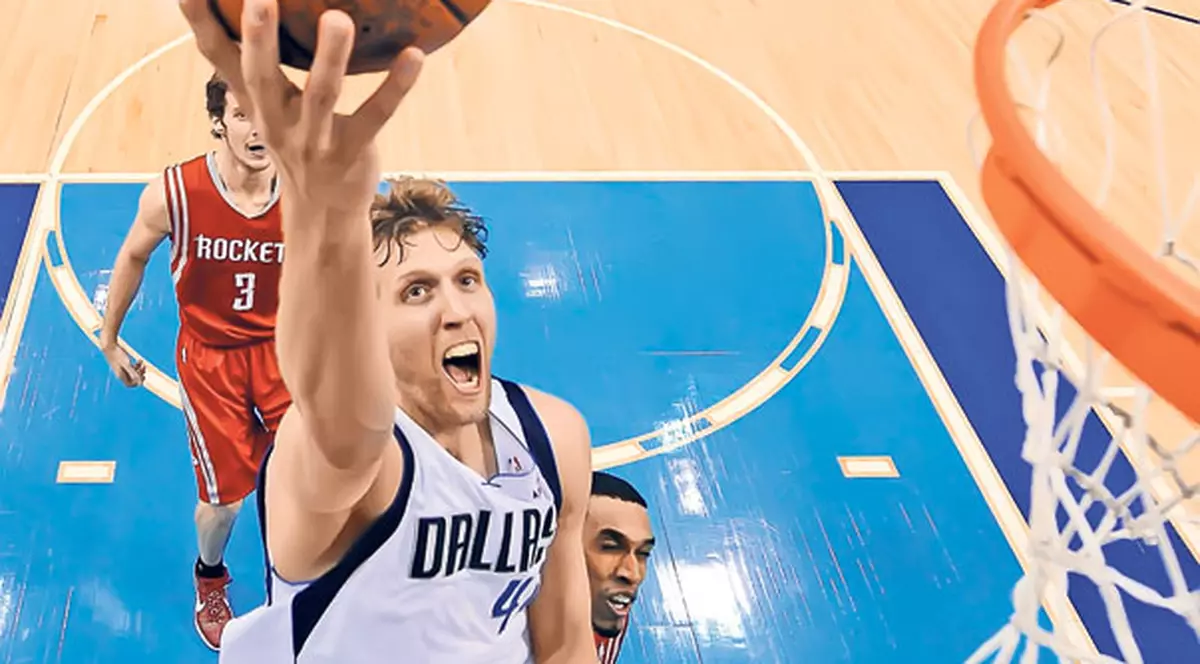 Tur de forţă pentru baschetbalistul german Dirk Nowitzki! S-a însurat de 3 ori în 24 de zile!