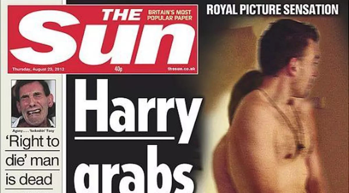 Presa britanică nu a avut voie să dea pozele cu Prințul Harry gol-pușcă, însă a găsit o soluție. Uite cum a FENTAT un TABLOID casa REGALĂ!