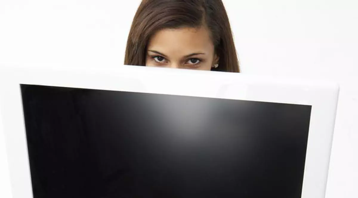 O româncă a fost arestată în Norvegia după ce a fost prinsă cu un televizor cu diagonala de un metru ascuns sub fustă