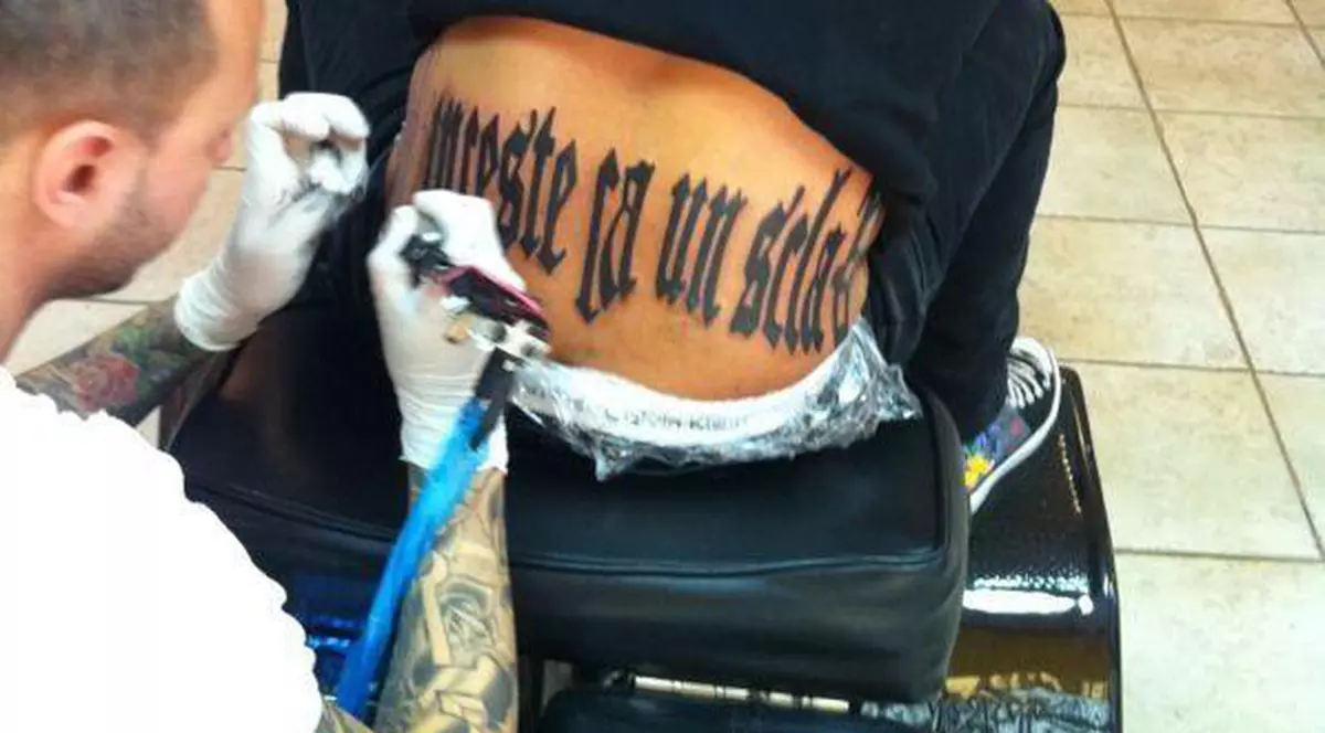 Ce tatuaj ciudat şi-a făcut Alex Velea!