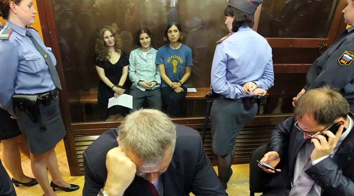 Două membre ale trupei Pussy Riot, arestate în Rusia