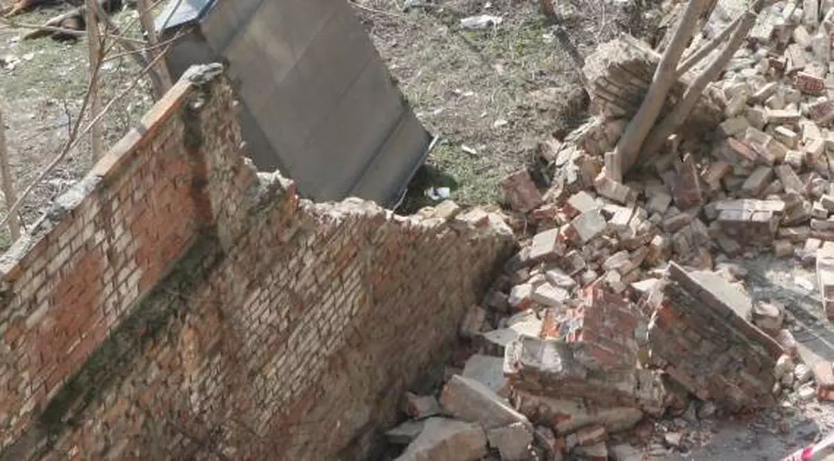 Un bărbat a murit după ce un gard de cărămidă a căzut peste el