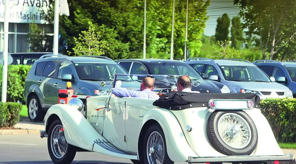 Ion Ţiriac, la plimbare într-o maşină de zeci de mii de euro