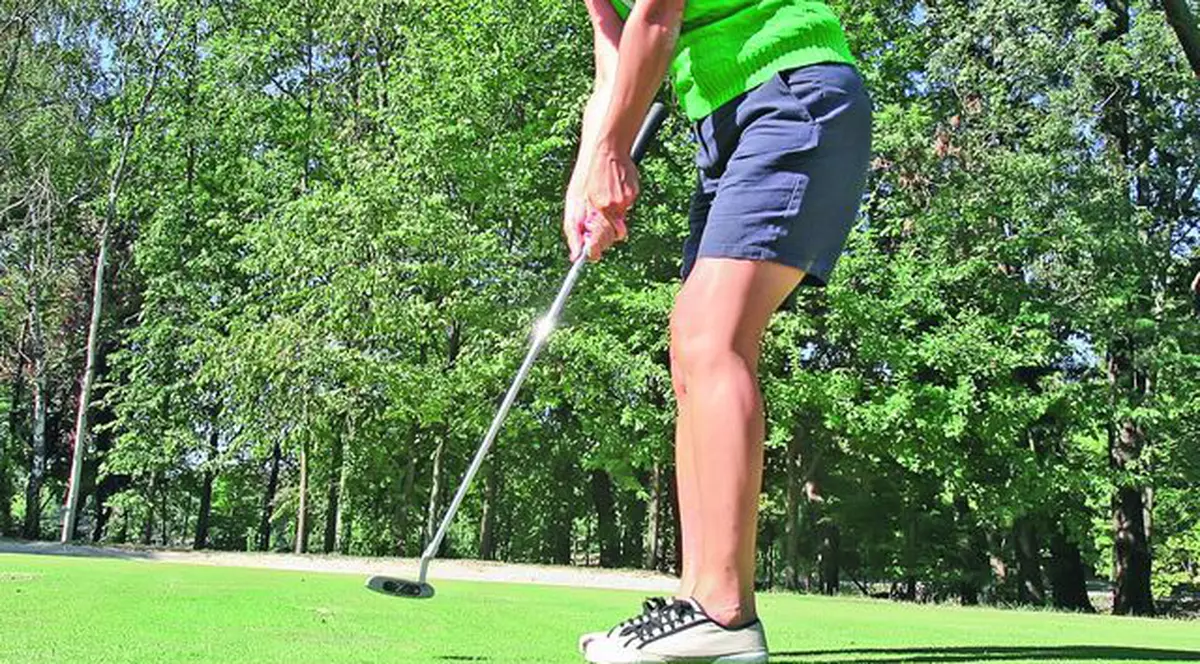 Monica Tatoiu îşi întăreşte fesierii la golf