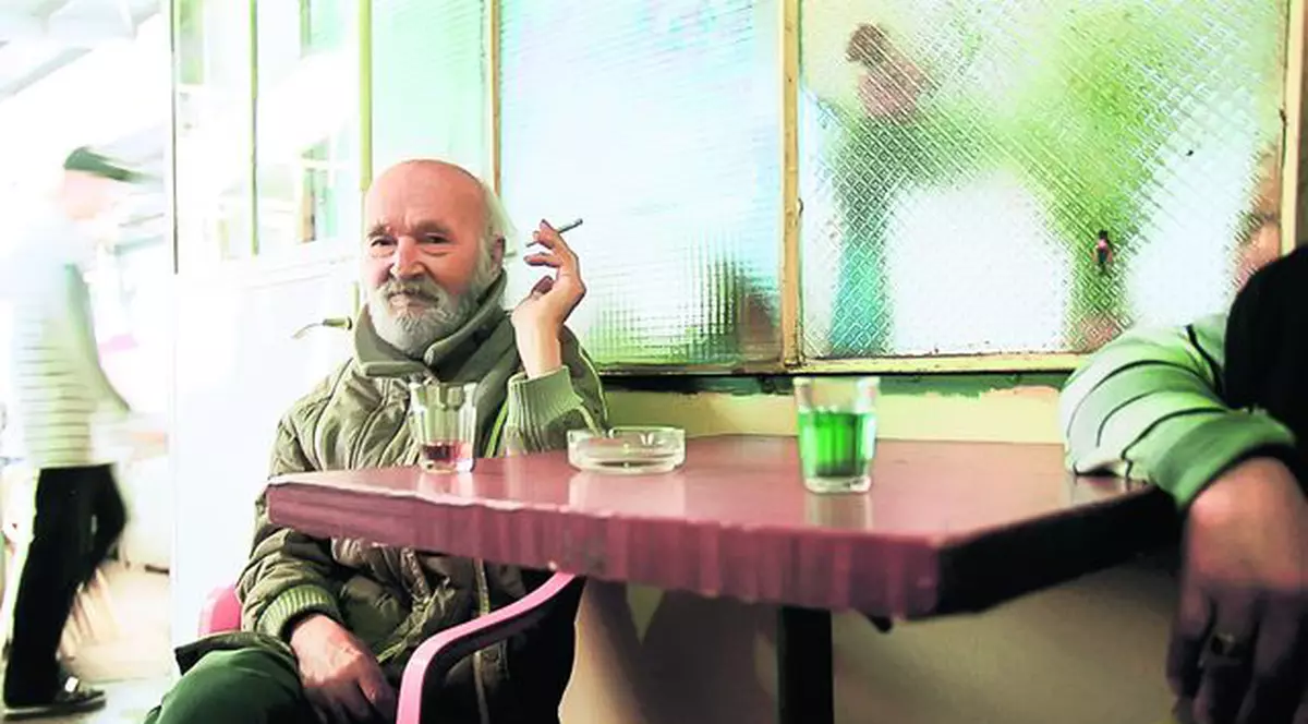 Clienţii birturilor de la noi nu se tem de alcoolul otrăvit care a omorât 24 de persoane în străinătate: «Băutura nu-mi face rău, mă întăreşte»