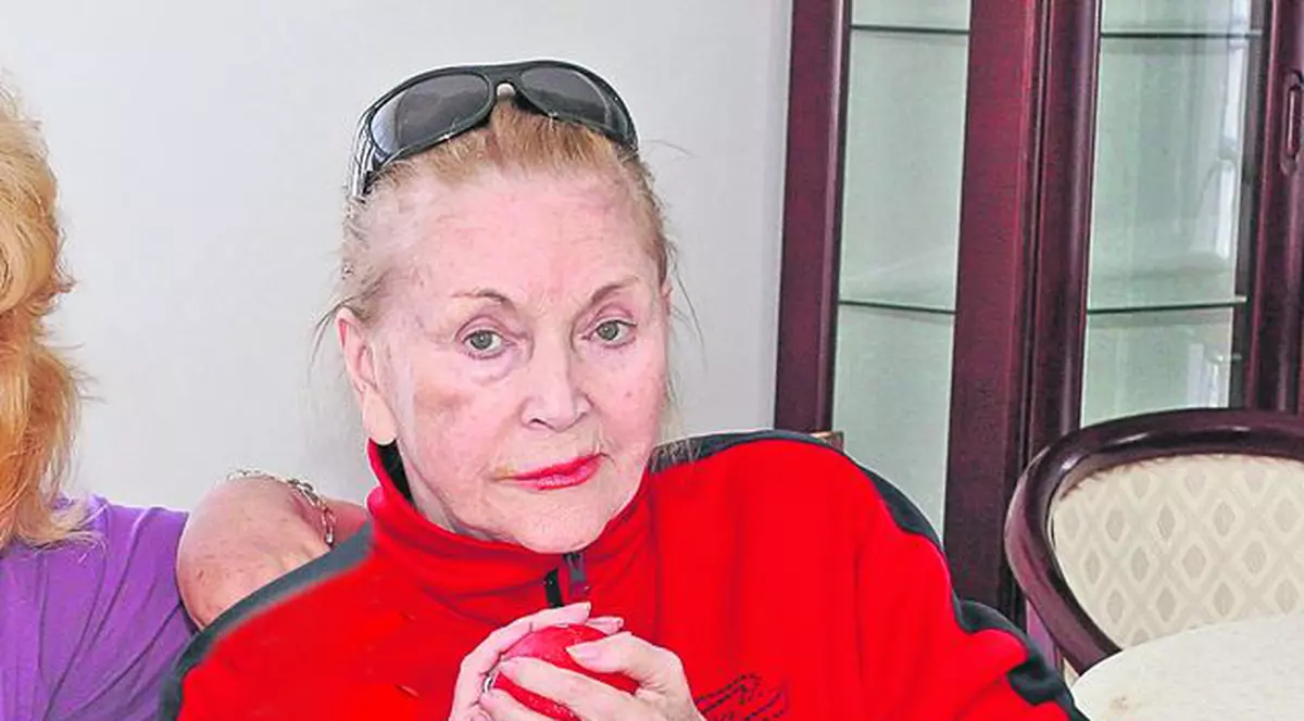 Zina Dumitrescu, uitată la azil de fiul ei