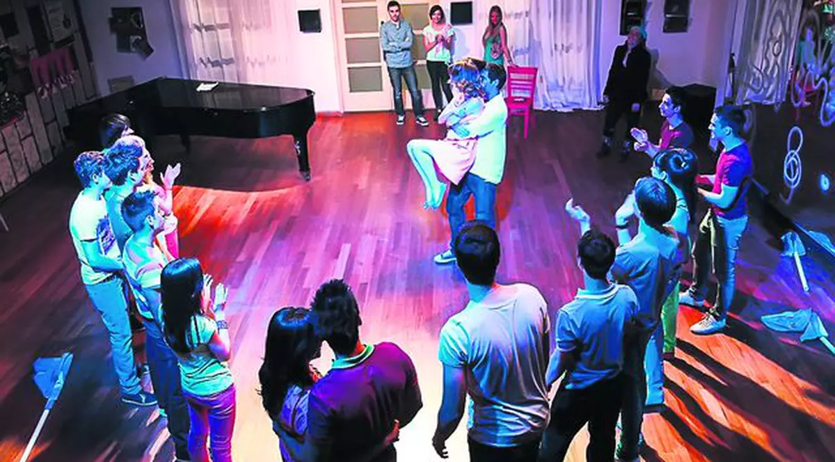 Adela Popescu şi Radu Vâlcan se giugiulesc pe unde apucă. S-au sărutat şi după oprirea filmărilor la serial