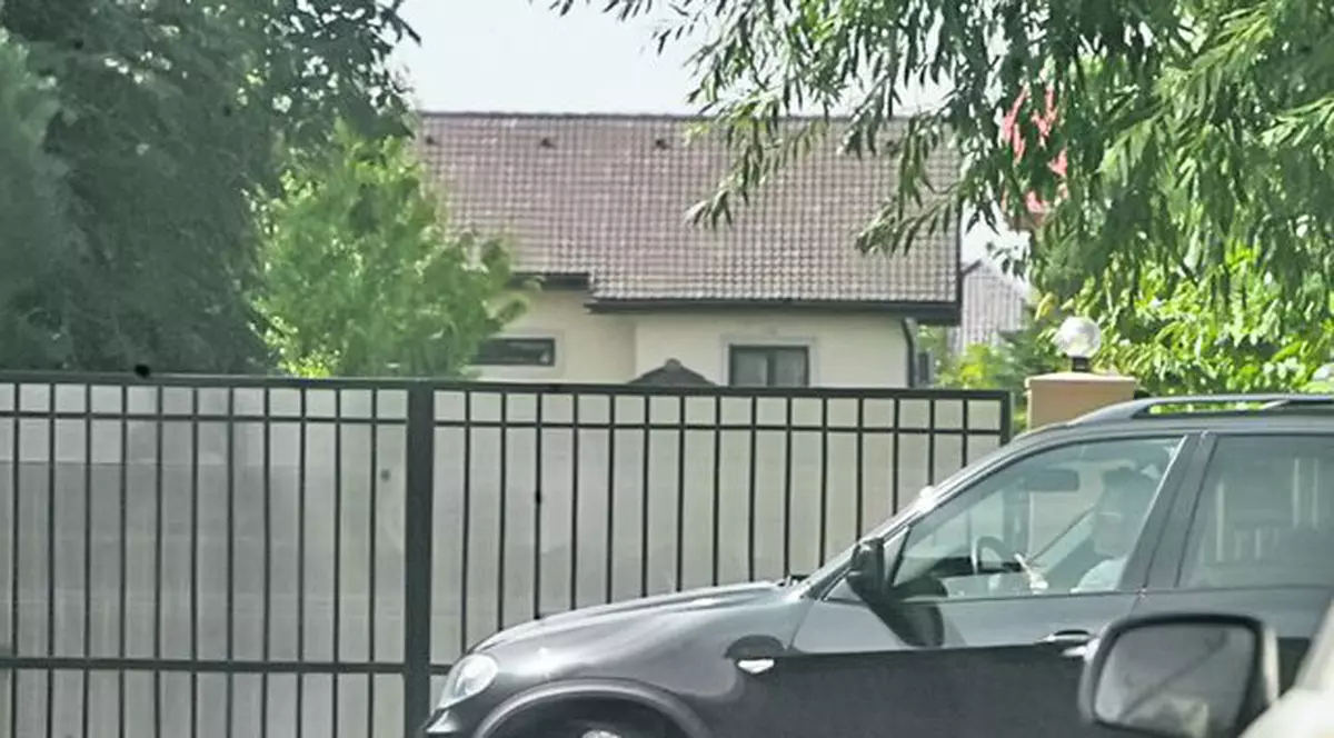 Solistul, căsătorit de şase ani cu Andreea Marin, a rămas prieten cu Camelia, mama fiului lor, Radu Ştefan