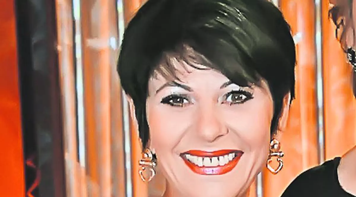 La trei ani de la intervenţia chirurgicală pe creier, solista revine în muzică: Elena Cârstea va cânta un colind!