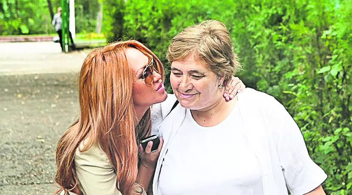 Fotomodelul Raluca Podea şi-a mărit ieri bustul. Dusă la spital de mamă şi de iubit ca să-şi pună silicoane