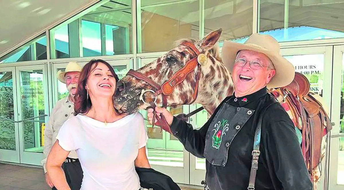 Un cal evaluat la 20.000 $, vedetă la gala «Hall of Fame» a cowboy-lor din America, a îndrăgit-o pe Nadia Comăneci din prima clipă