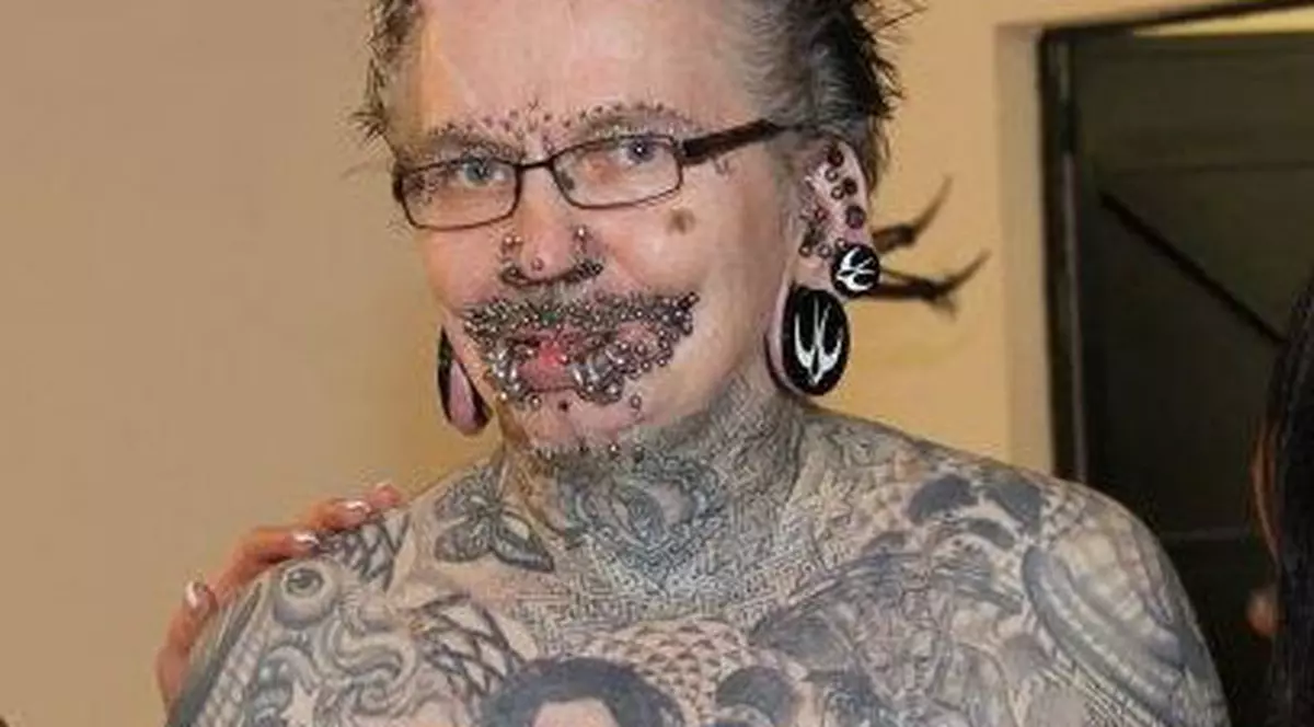 ORIPILANT! Uite cum arată omul cu cele mai multe piercinguri! A fost luat la pipăit de Mitoşeru şi Jean de la Craiova! | FOTO