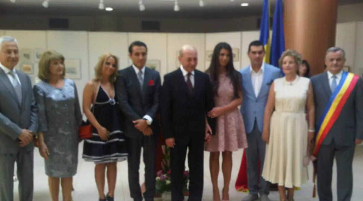 Primul SĂRUT în calitate de soţ şi soţie! Iată-i pe Elena Băsescu şi Bogdan Ionescu surprinşi într-un MOMENT DE TANDREŢE! FOTO