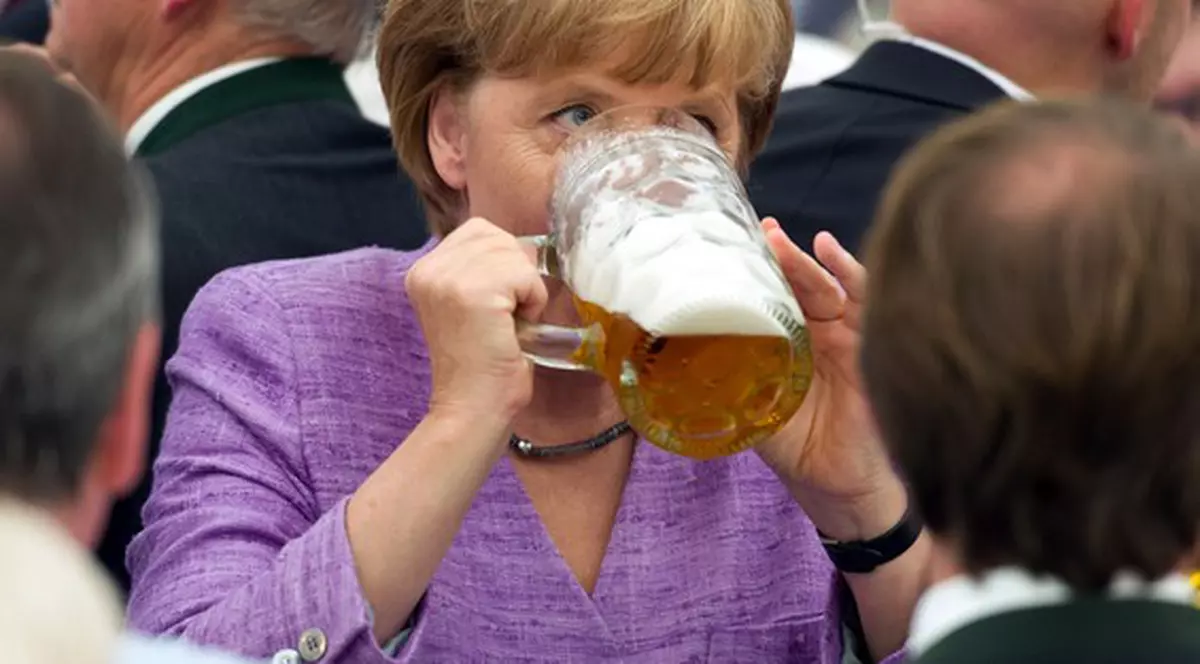 Angela Merkel, LA BERE cu colegii! Iată cum se distrează cancelarul Germaniei! FOTO