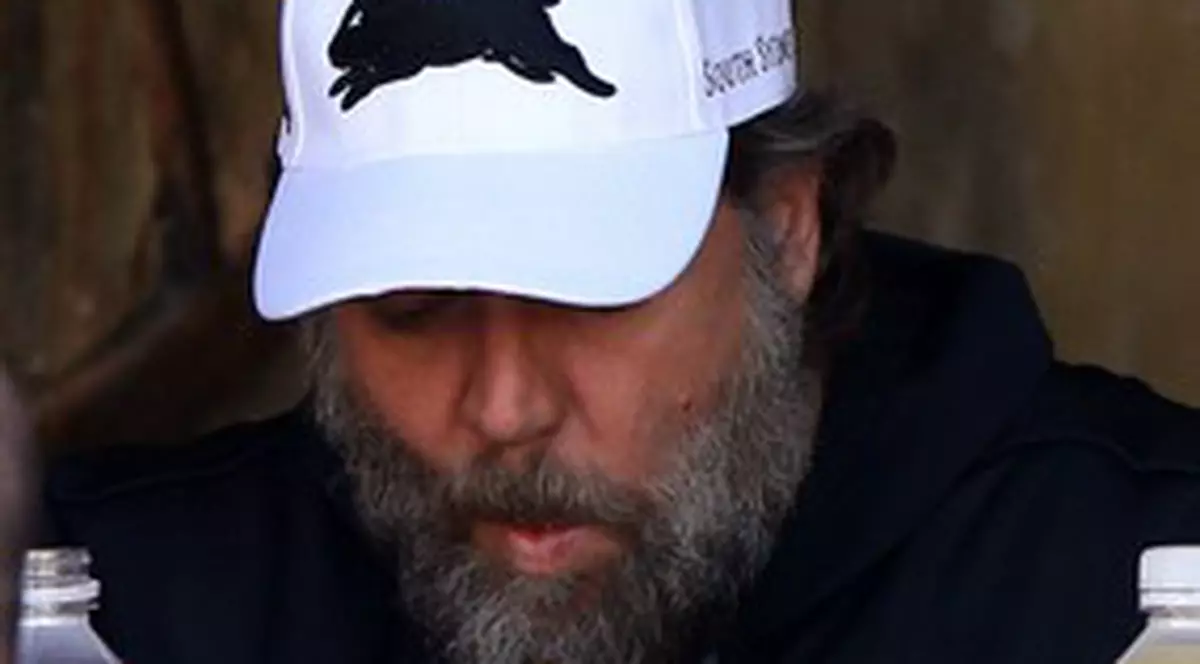 NU AI CUM SĂ-ŢI DAI SEAMA CINE ESTE! IDOLUL femeilor din întreaga lume arată ca un BOSCHETAR | FOTO