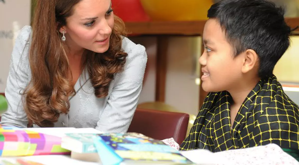 Îi calcă pe urme prinţesei Diana! Kate Middleton i-a adus zâmbetul pe buzele unui băiat bolnav de leucemie în stadiu terminal! FOTO