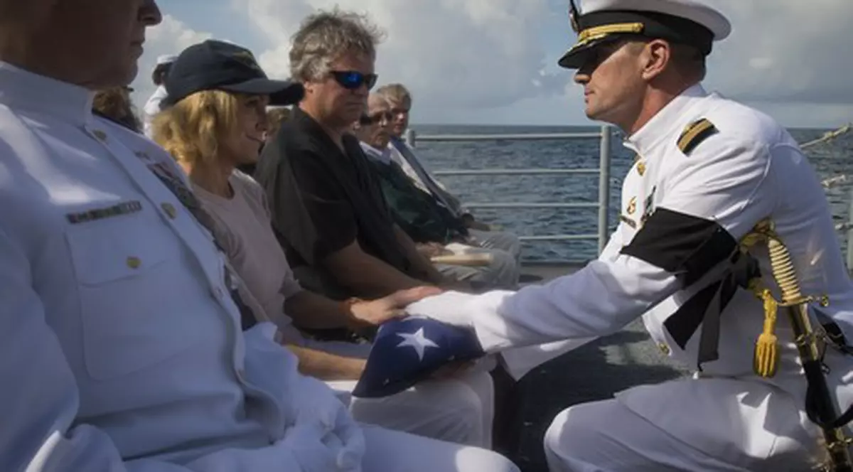 Cenuşa lui Neil Armstrong, primul om care a păşit pe Lună, ARUNCATĂ ÎN OCEAN! Foto