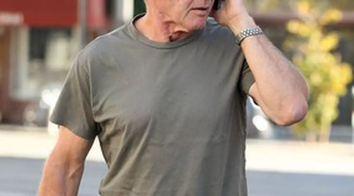 Arată ca un BĂTRÂNEL la pensie, însă a fost unul dintre cei mai ATRĂGĂTORI BĂRBAŢI! Iubita lui este cu 22 de ani mai tânără! FOTO