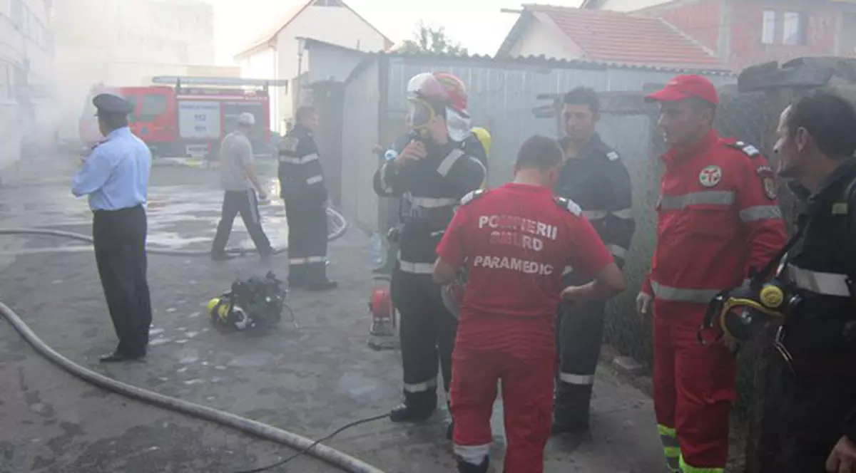 PANICĂ într-un bloc din Drobeta Turnu Severin! De vină pentru UN INCEDIU sunt TOŢI LOCATARII! Foto