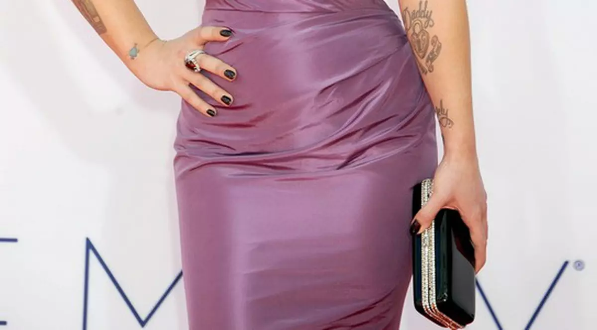 RĂSFĂŢ DE MARE DIVĂ! Iată ce vedetă de la Hollywood şi-a făcut o manichiură de 250.000 de dolari! FOTO