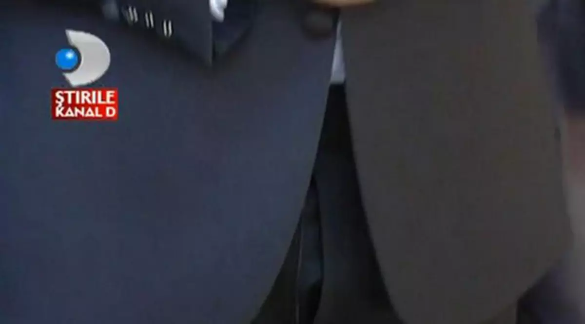 Îmbrăcat la patru ace, dar cu ŞLIŢUL DESFĂCUT! Vezi cum a venit Borcea la botezul băiatului lui! FOTO