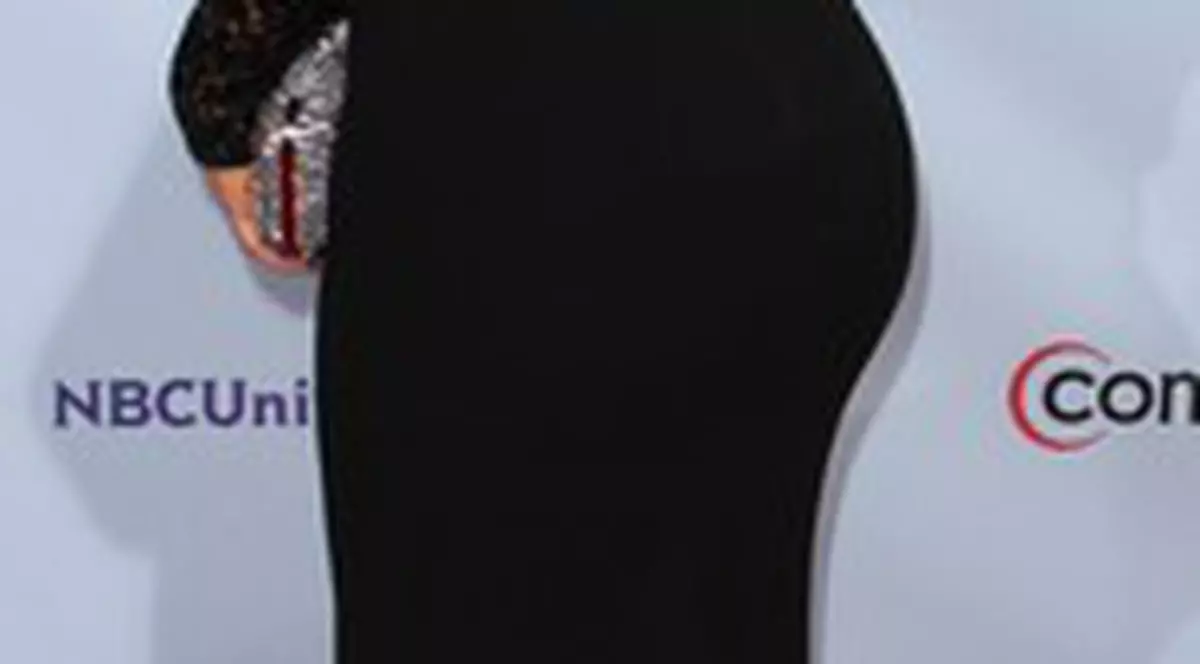 Arată ca o PURCICĂ, însă ea e mândră de formele ei "GENEROASE"! Iată rochia MULATĂ cu care a atras toate privirile! FOTO 