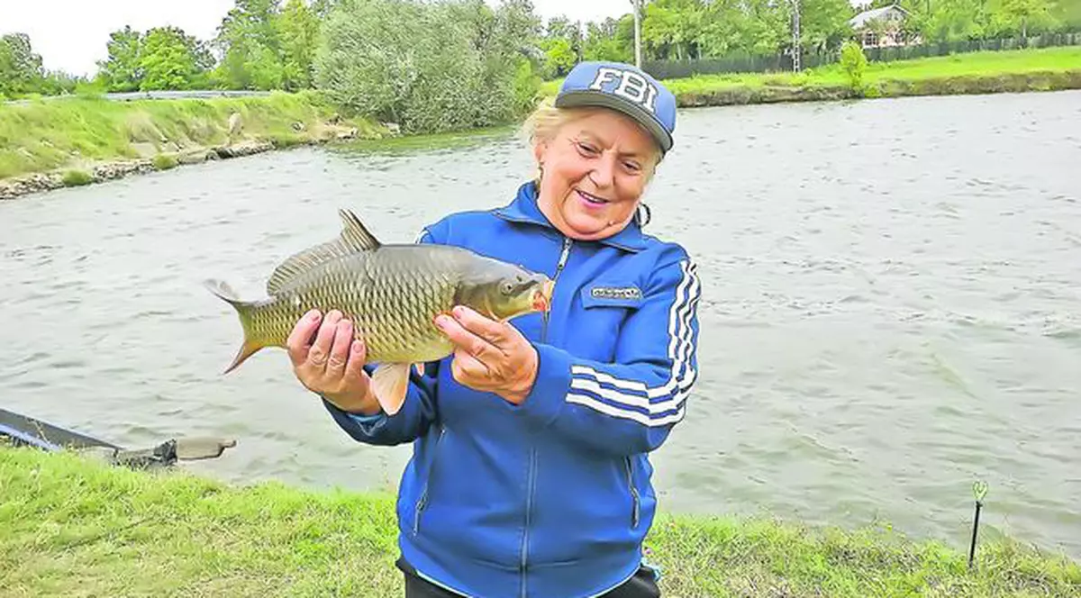 Mama Nadiei, spaima peştilor! Ştefania Comăneci petrece ore întregi cu undiţa pe malul lacului