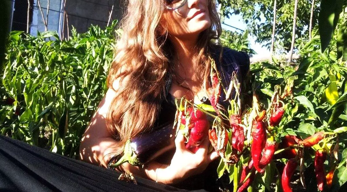 Cine şi-ar fi imaginat-o AŞA? Iat-o pe Anna Lesko printre vinete şi ardei iuţi!