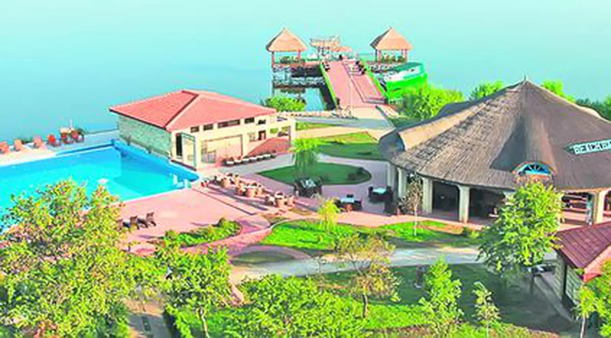 Ponta şi Antonescu împart mandatele la un borş de peşte