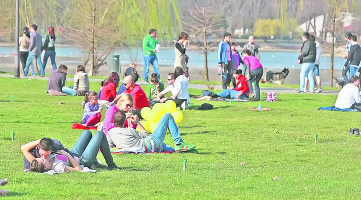 Vara ne mai «vizitează» azi şi mâine