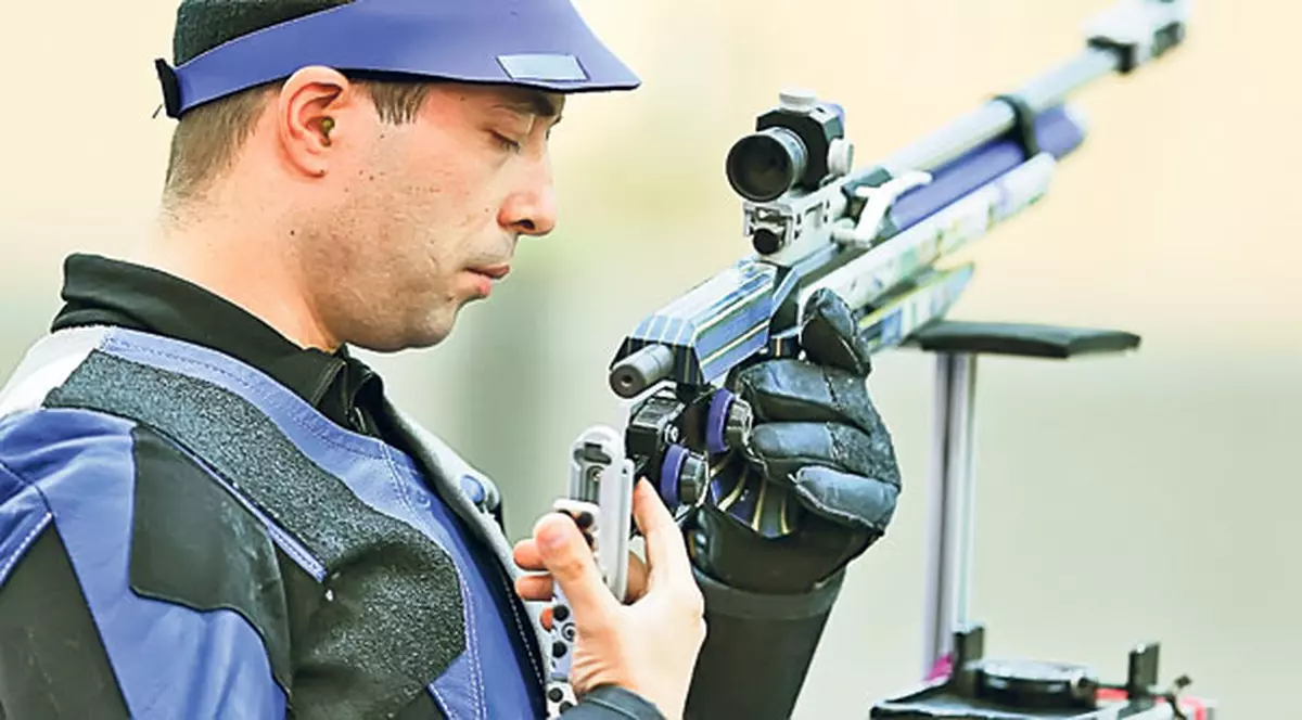 Alin Moldoveanu, campionul olimpic la puşcă, se recreează citind | E fan înrăit al lui Sherlock Holmes