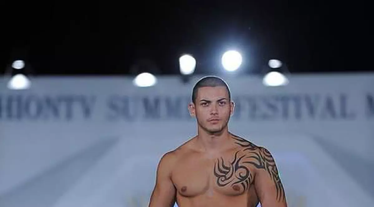 Un manechin care a lucrat pentru Botezatu și Ciobanu, acuzat că se PROSTITUEAZĂ