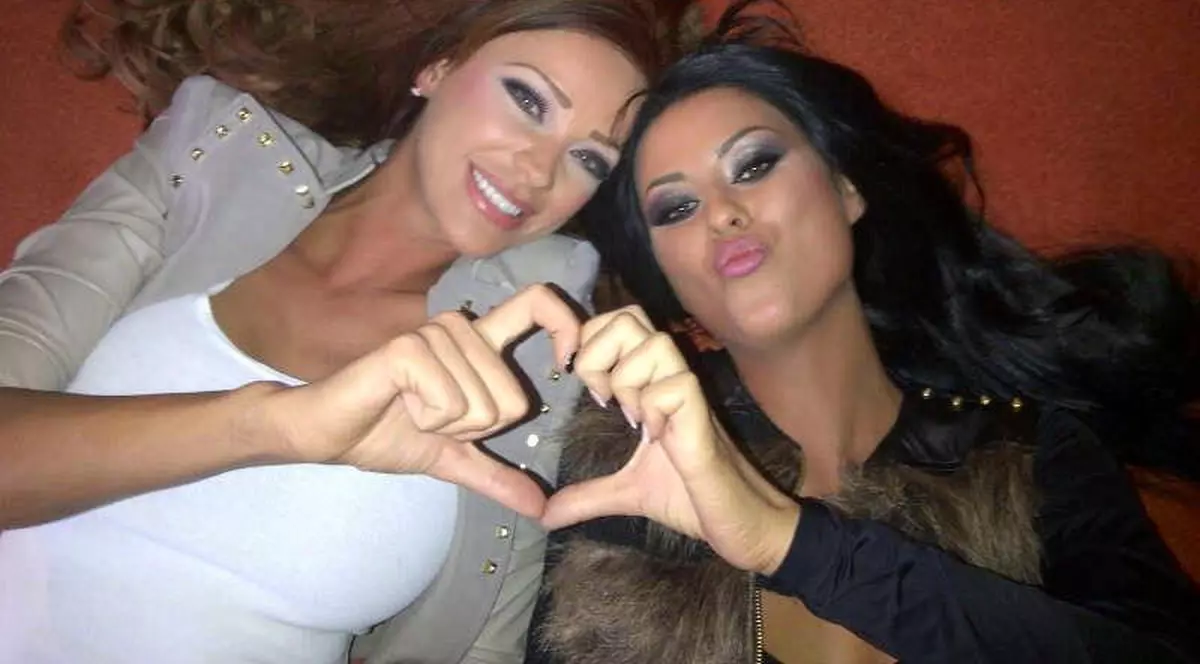 Chiar dacă nu mai sunt colege, Cruduţa şi Bianca au rămas prietene bune! Iată cum îşi arată Daniela SUSŢINEREA pentru roşcată! 