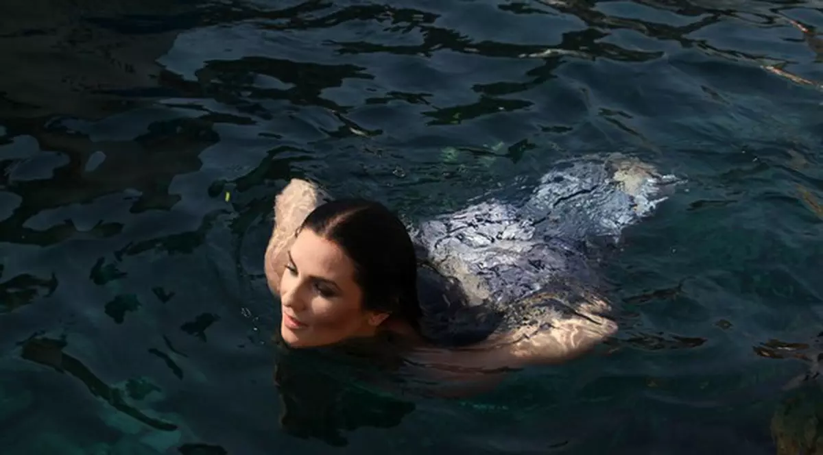 Însărcinată în patru luni, Ellie White a înotat în apa de 15 grade Celsius din Malta