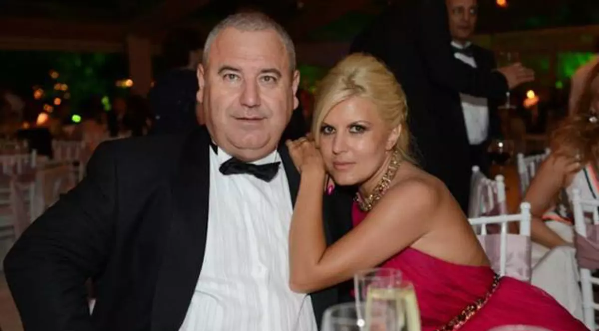 Mircea Badea, despre Elena Udrea: "O divă pisicoasă, prelinsă pe fizicul impozant al soţului său trupeş"