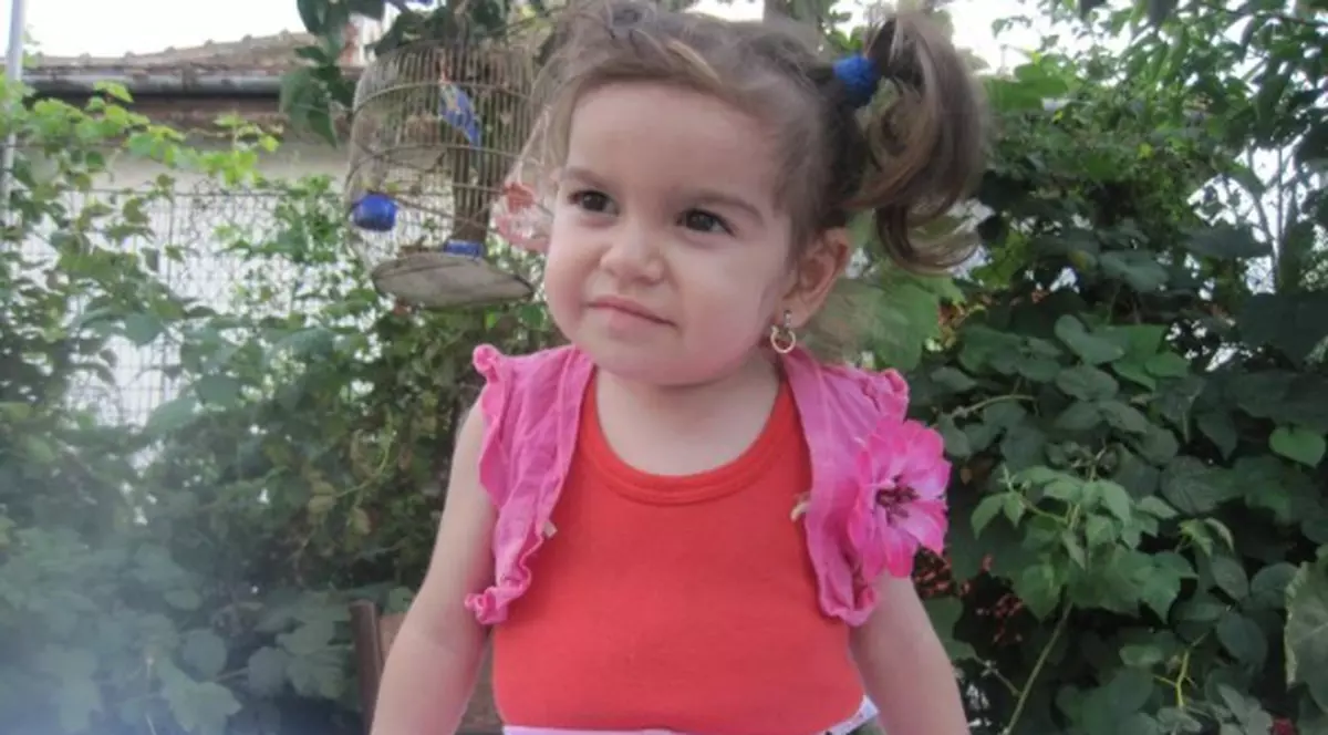 Ştefania are nevoie de bani pentru instrumente medicale