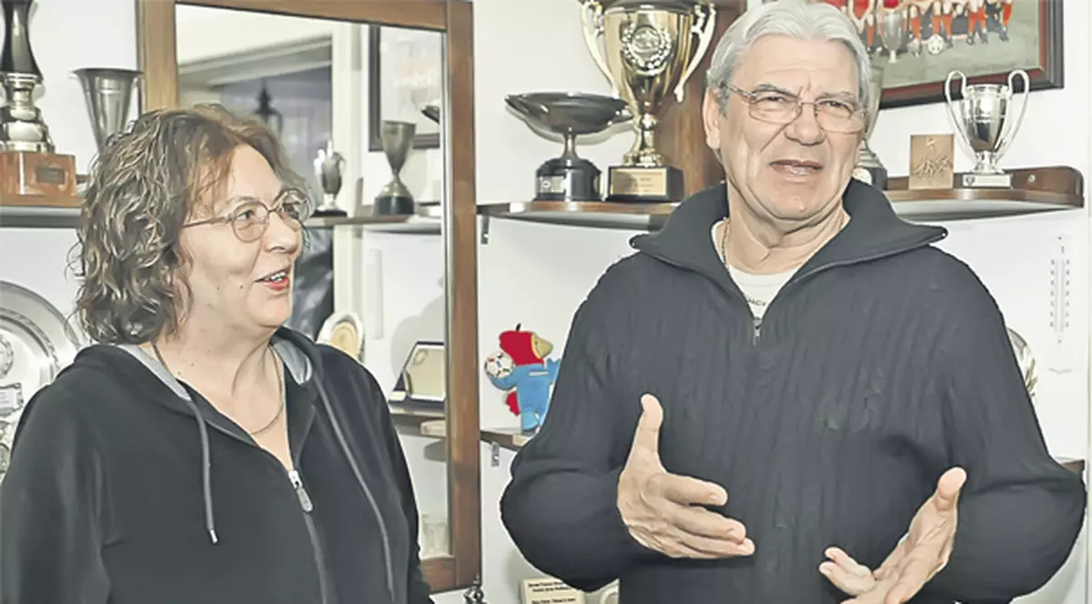 Urmând sfatul medicilor, soţia lui Emeric Ienei nu-l lasă pe fostul antrenor al Stelei să vorbească la telefon. I-a confiscat mobilul