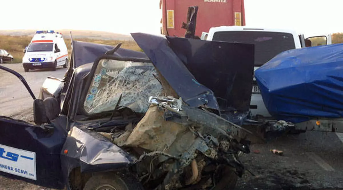 Grav accident pe E 70. Doi morţi şi trei răniţi