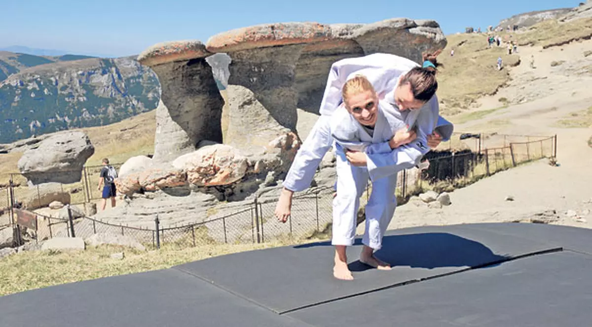 Trântă la înălţime | Alina Dumitru și Andreea Chițu au făcut demonstraţii de judo pe Platoul Bucegi