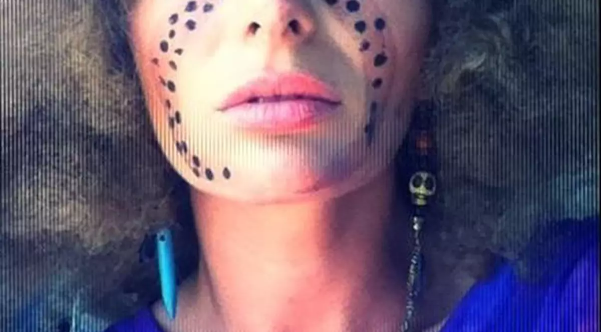 A DEVENIT UNA DE-A LOR! O recunoşti pe frumoasa noastră care a devenit o veritabilă africancă?