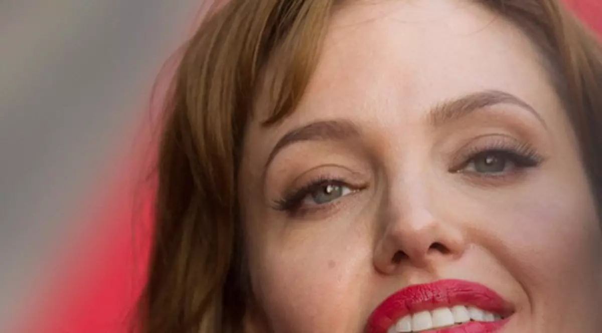 Angelina Jolie, POVESTE ŞOCANTĂ despre DROGURI! Îl credea pe Mickey Mouse UN DOMN ÎN VÂRSTĂ!