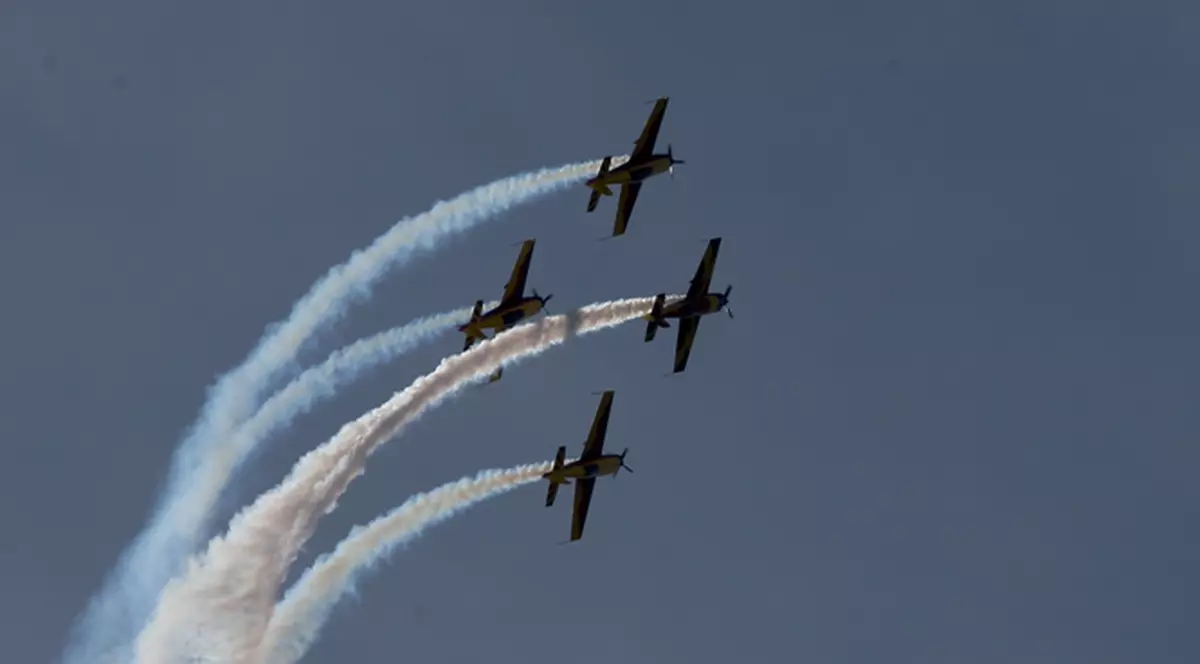 Ce SUPERSPECTACOL au făcut pe cer piloţii din lotul naţional de acrobaţie! | FOTO