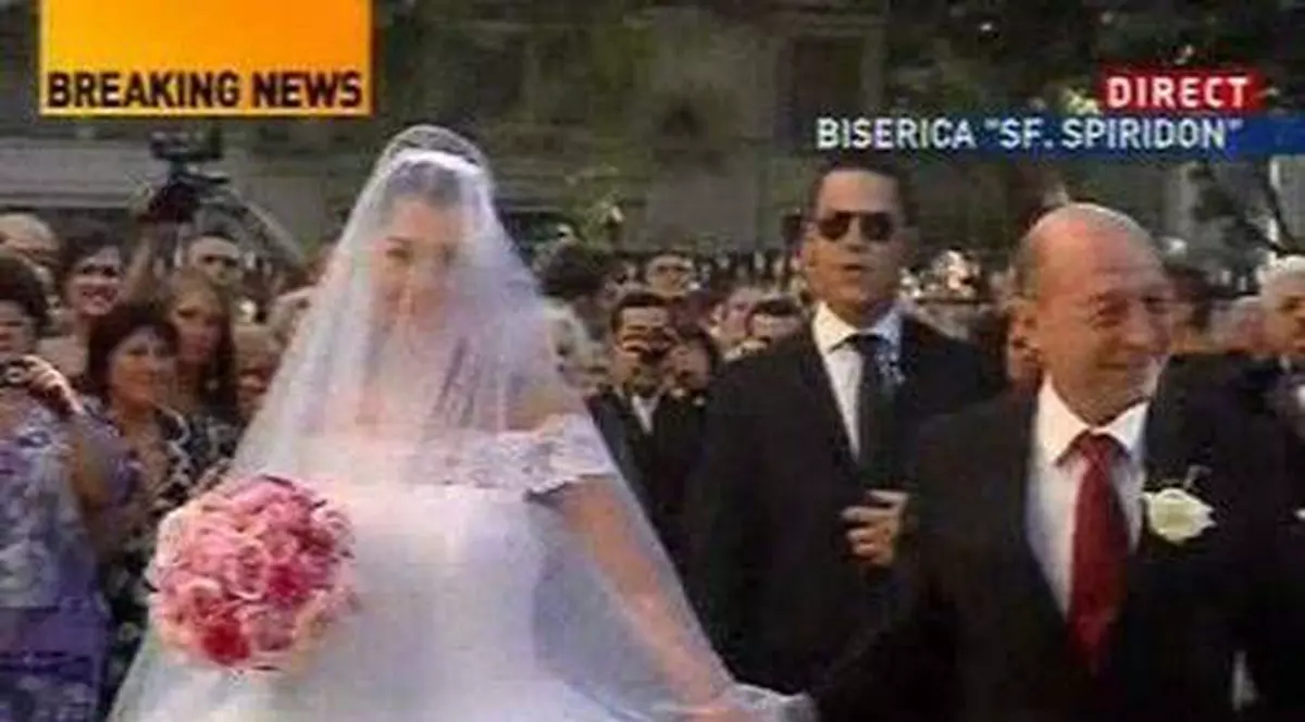 Vezi ce mesaj EMOŢIONANT a spus Băsescu la ieşirea din Biserică!