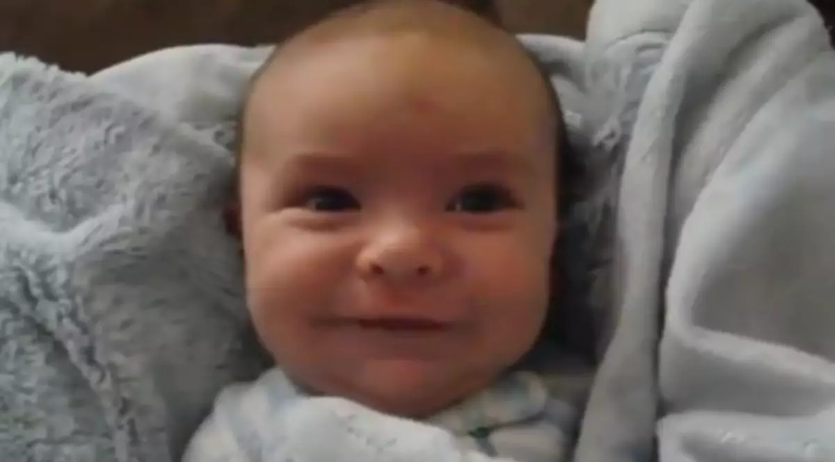 Un BEBE SUPERB face senzaţie pe internet! Uite ce reacţii are când se trezeşte | VIDEO