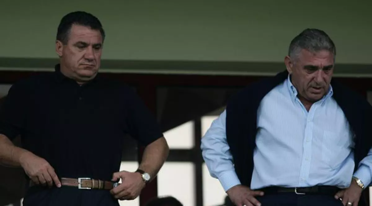 Liviu Puştiu cântă melodia unei familii celebre în România: "Dinastia Becali" | AUDIO