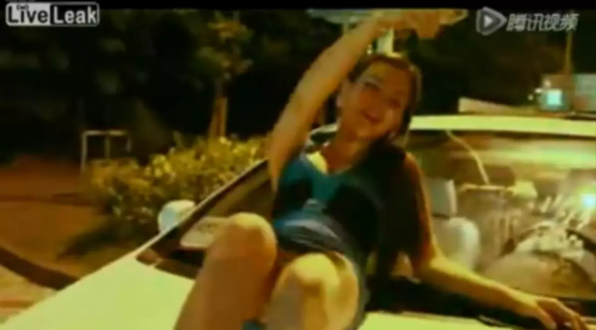 DE TOT RÂSUL! Poliţia a prins-o BEATĂ la volan, iar ea LE-A ARĂTAT CHILOŢII! | VIDEO